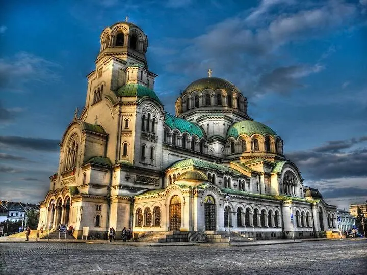 Central Sofia 3-Bedroom Apartment - Urban Art Gallery - Free Parking!