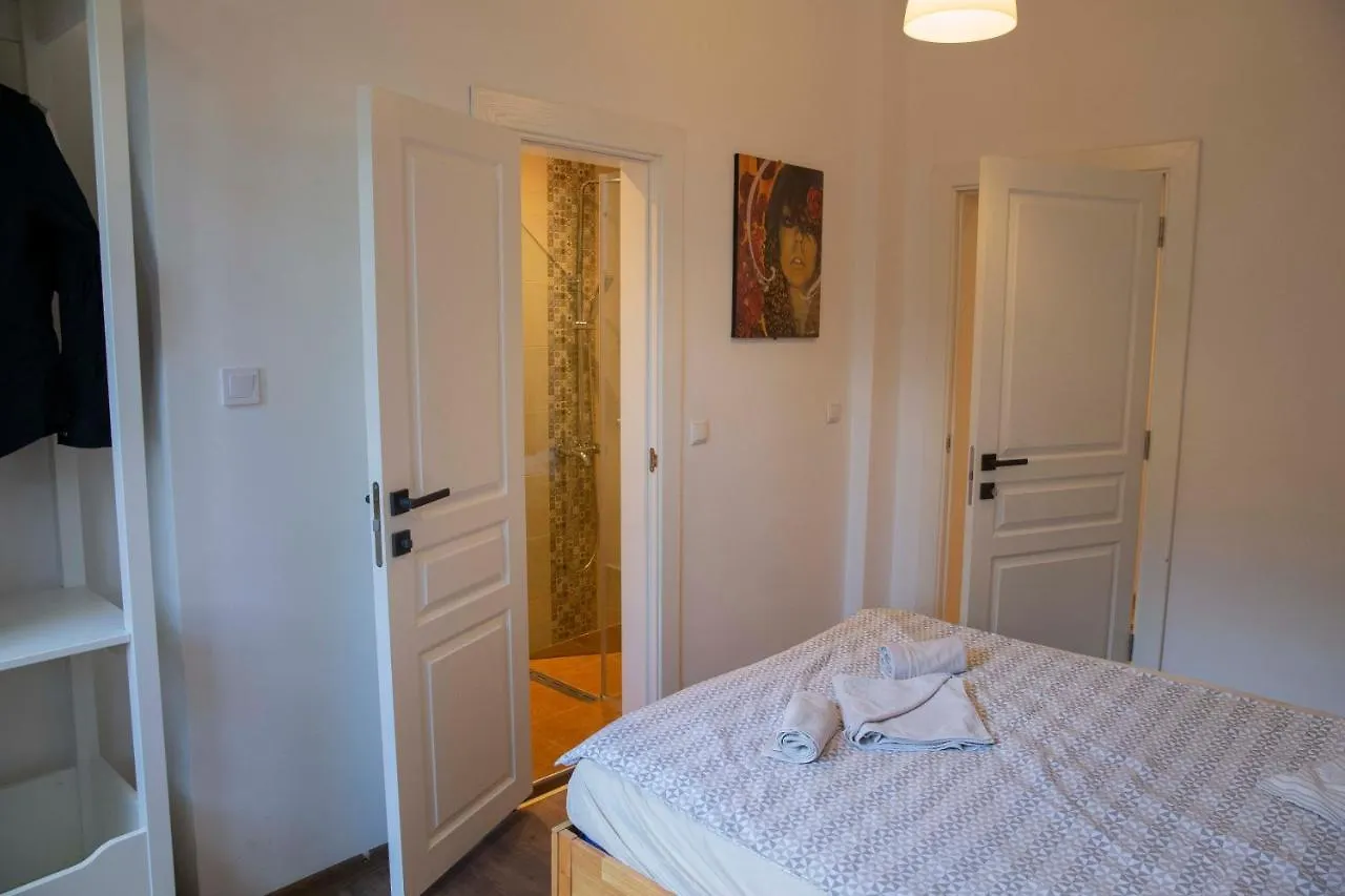 Central Sofia 3-Bedroom Apartment - Urban Art Gallery - Free Parking!